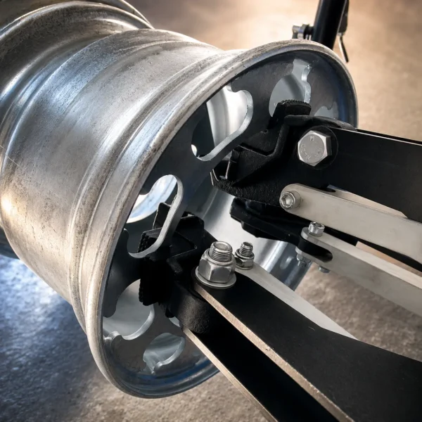 Desmontadora de pneus semiautomática para pneus rodoviários - RK TC300 | Rokim Automotive